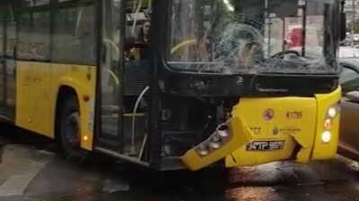 Pendik'te İETT otobüsü ağaca çarptı