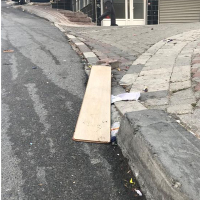 Tahta ile kayarken minibüsün altında kaldı!