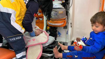 3 çocuğu yağmur altında sokağa terk ettiler