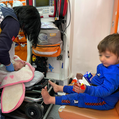 3 çocuğu yağmur altında sokağa terk ettiler