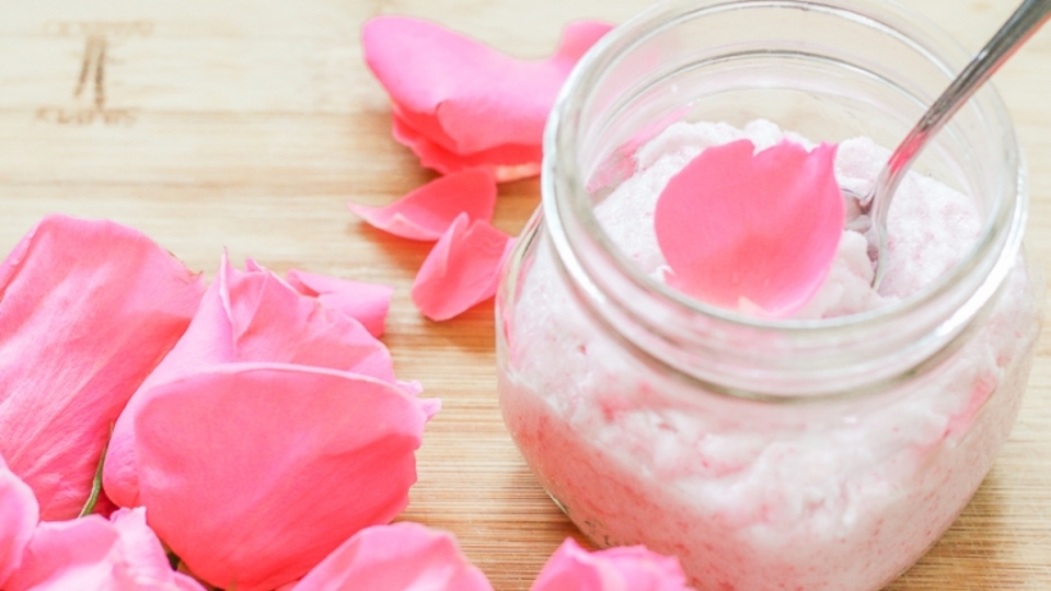 Evde irmik ve gül suyu ile doğal peeling tarifi