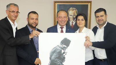 Çöpe bırakılan tabloyu makamına astı