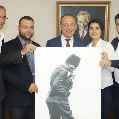 Çöpe bırakılan tabloyu makamına astı