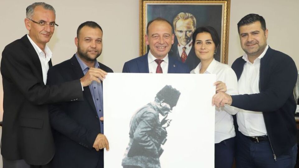 Çöpe bırakılan tabloyu makamına astı