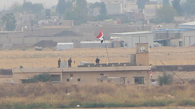 Kamışlı'da binaya Suriye bayrağı