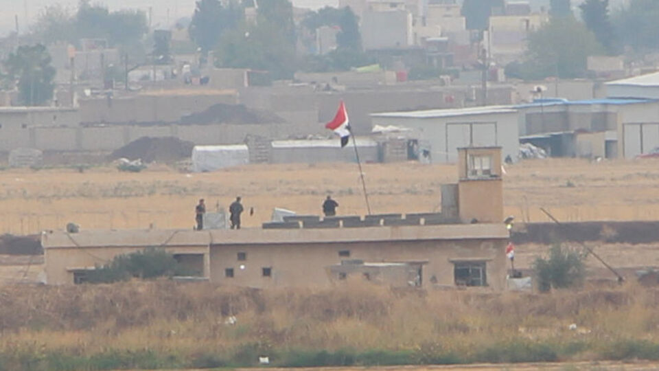 Kamışlı'da binaya Suriye bayrağı