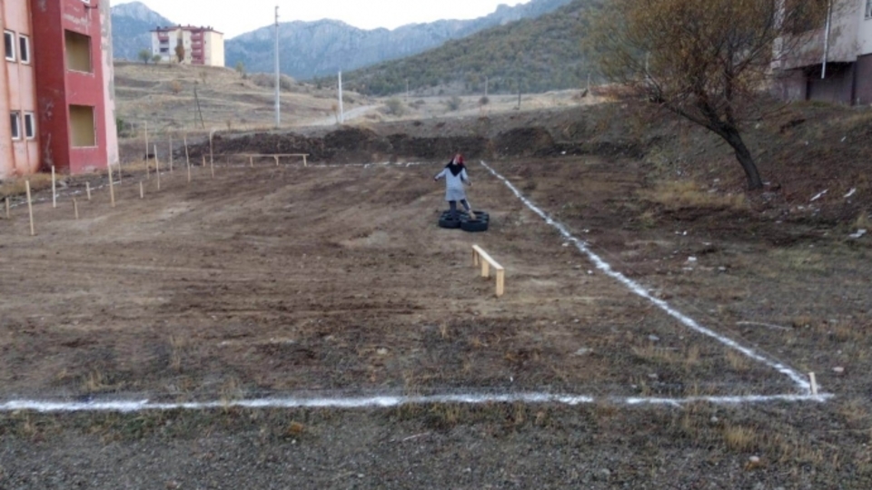 Polis olmak isteyen kızı için özel parkur yaptırdı