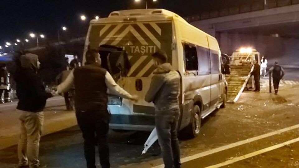 Fabrika işçilerini taşıyan minibüs kaza yaptı