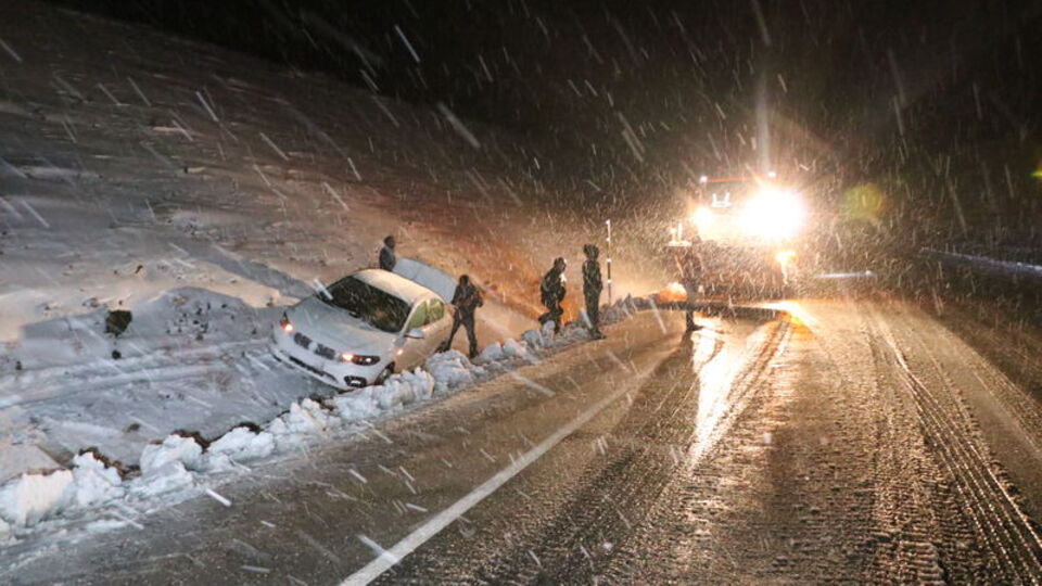 Erzincan'da ulaşıma kar engeli