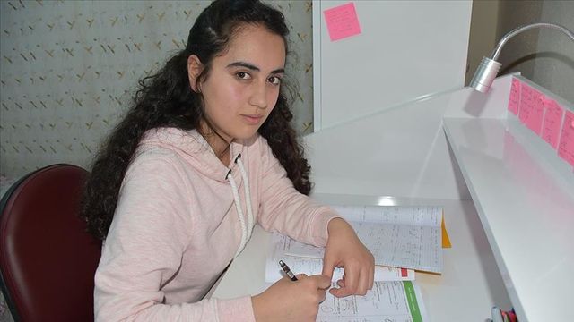 Lösemiyi yenen genç kız hastalara umut oldu