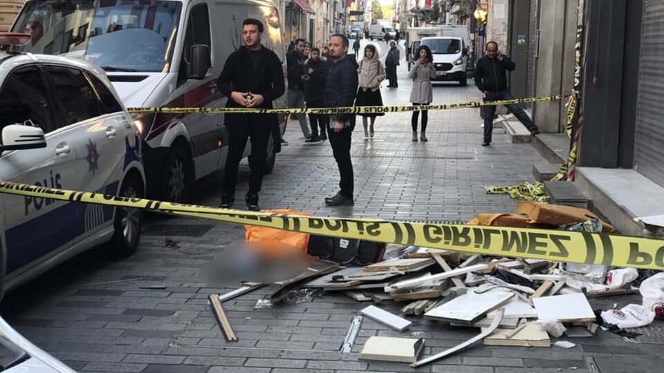 Görenler şoka girdi! İstiklal'de feci ölüm!