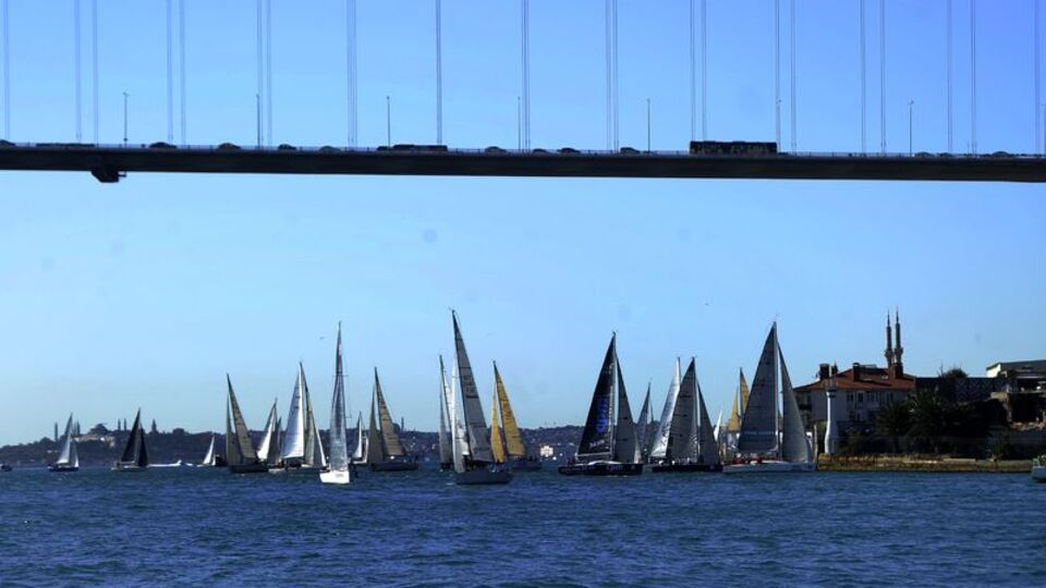 Yelkenliler, İstanbul Boğazı'nda kıyasıya yarıştı