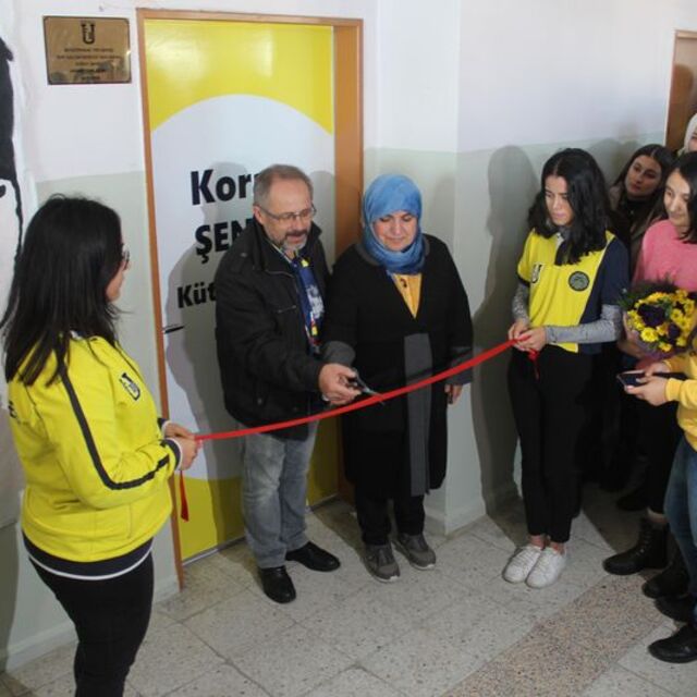 Koray Şener için bir kütüphane daha