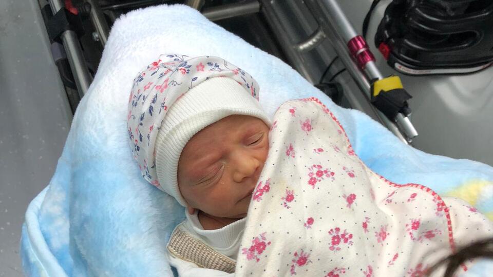 Yeni doğan bebeği çöpe bıraktılar!