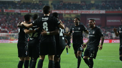 Ahmet Nur Çebi'nin yüzü gülüyor!