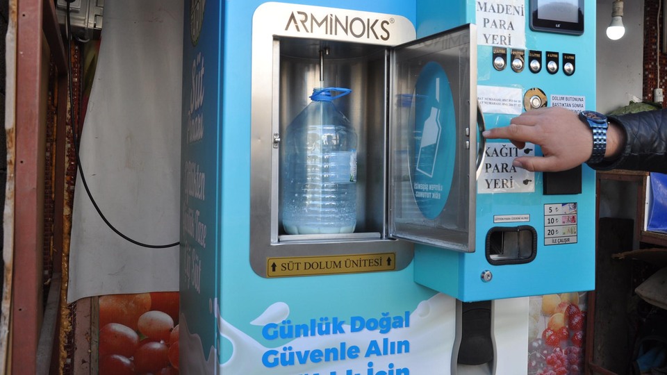 Çiftliğinde ürettiği sütü "sütmatik" ile satıyor