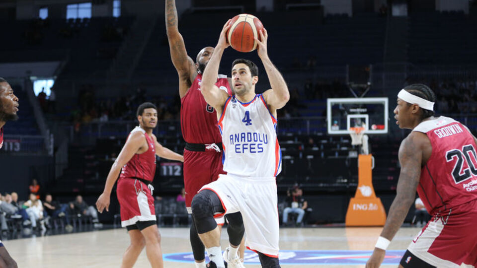Anadolu Efes farklı kazandı