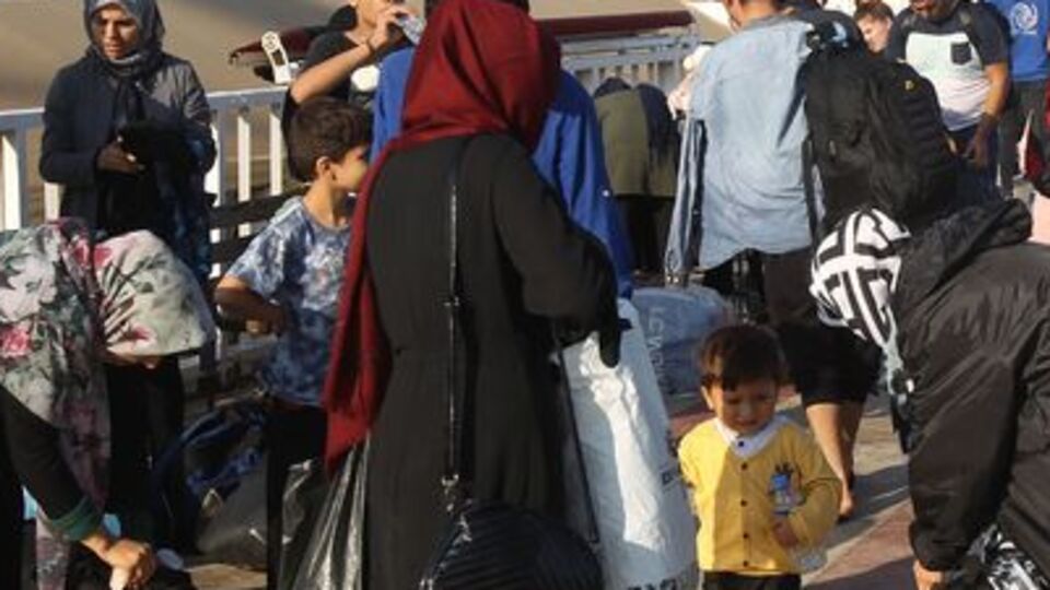 Yunan adalarındaki sığınmacılar ana karaya taşınıyor