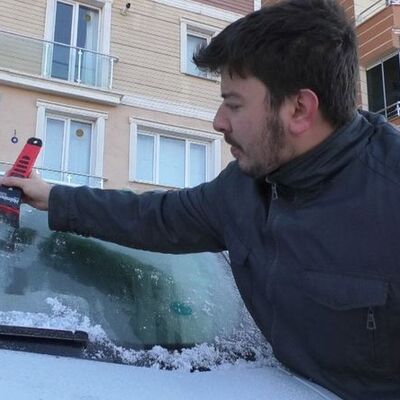 Kars donuyor! Araçlar buz tuttu