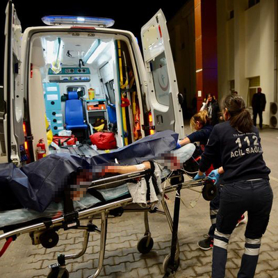 Silah kabzasıyla başına defalarca vurdu