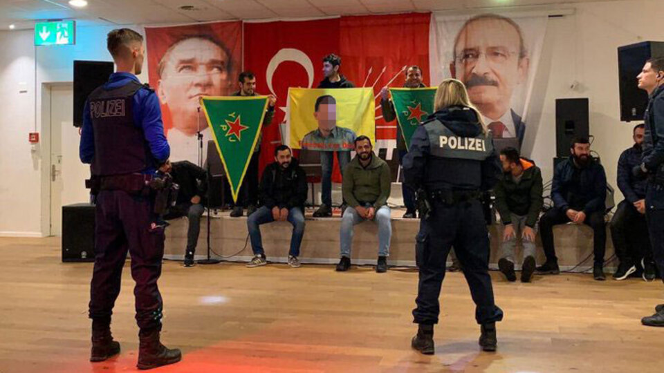 PKK yandaşları CHP'nin etkinliğini bastı!