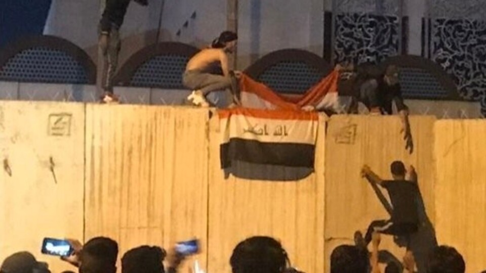 İran Konsolosluğu'na Irak bayrağı