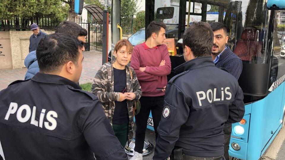Halk otobüsünde olay! Anne oğul neye uğradığını şaşırdı