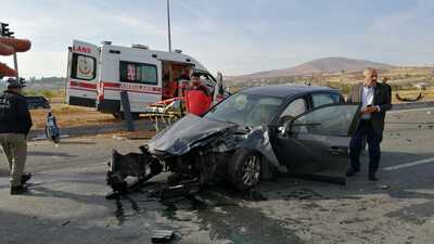 Ambulansla otomobil çarpıştı: 8 yaralı