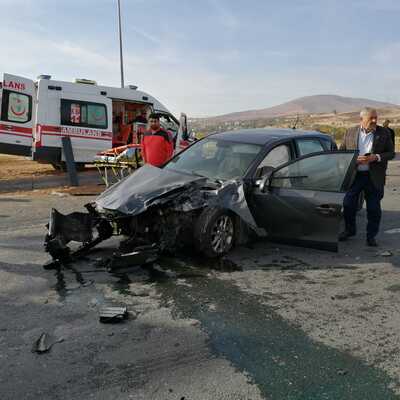 Ambulansla otomobil çarpıştı: 8 yaralı