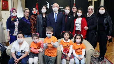 CHP Lideri lösemili çocuklarla