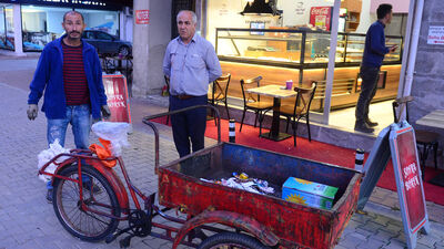 Hurda toplarken altın buldu