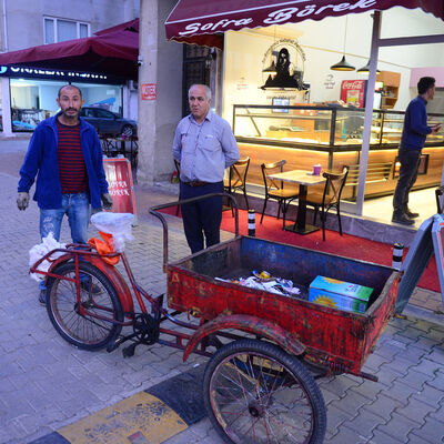 Hurda toplarken altın buldu