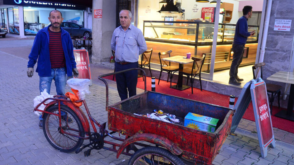 Hurda toplarken altın buldu