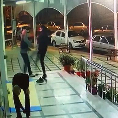 Camiden çıktığı an! Yaşlı adama kiracı dayağı!