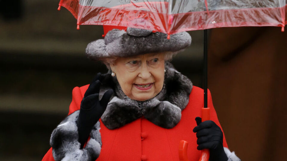 Kraliçe Elizabeth sonunda giymeyi bıraktı!