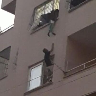 10 yaşındaki ağabeyi kahramanı oldu!