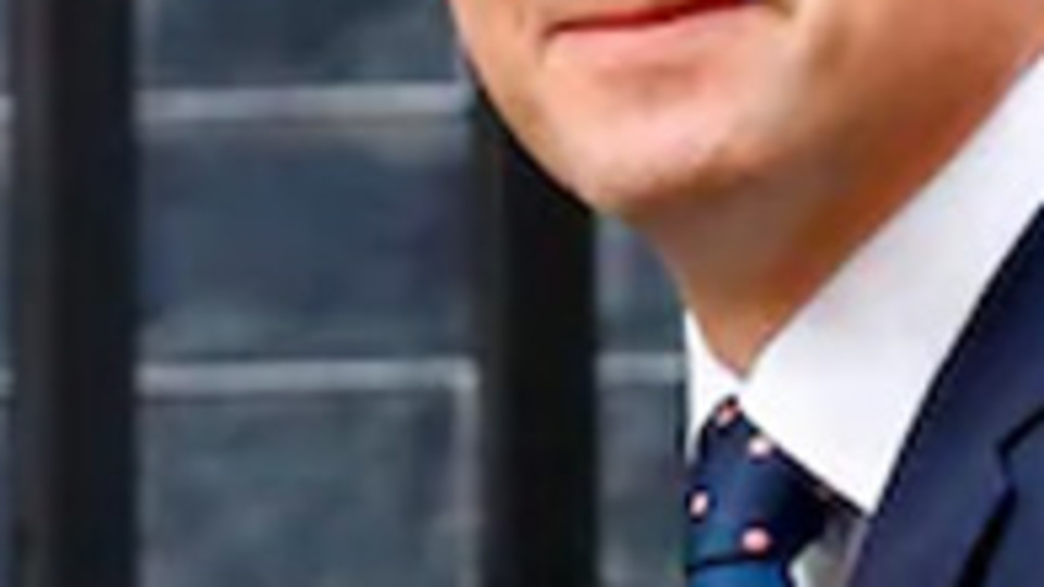 İngiltere'de Galler Bakanı Cairns istifa etti