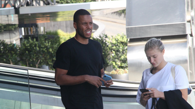 Arkadaşlarıyla alışverişte