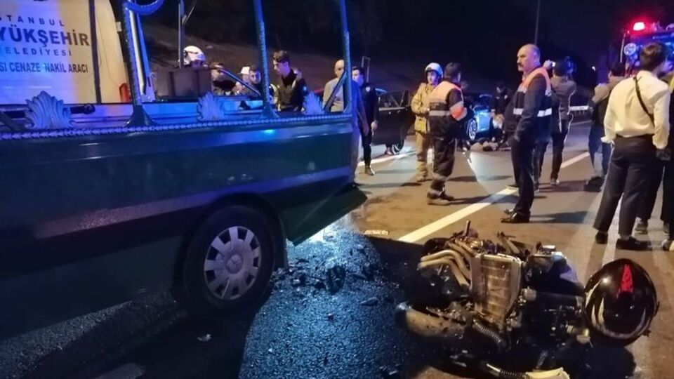 Cenaze aracına motosiklet çarptı: 5 yaralı
