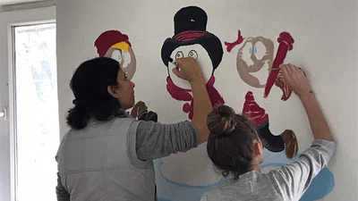 Fedakar öğretmenler köy okullarını boyadı