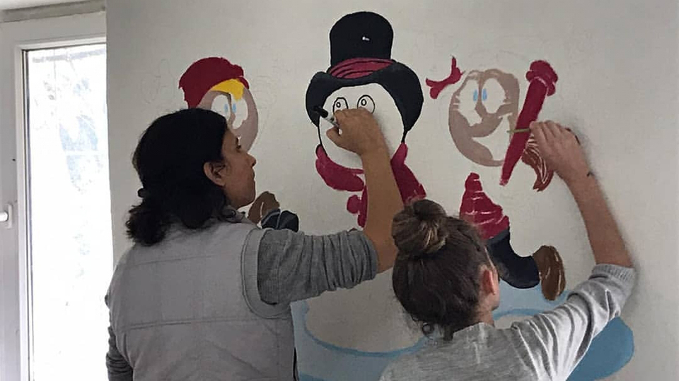 Fedakar öğretmenler köy okullarını boyadı