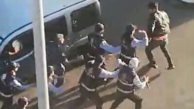 Zabıtalar tekme tokat dövdü