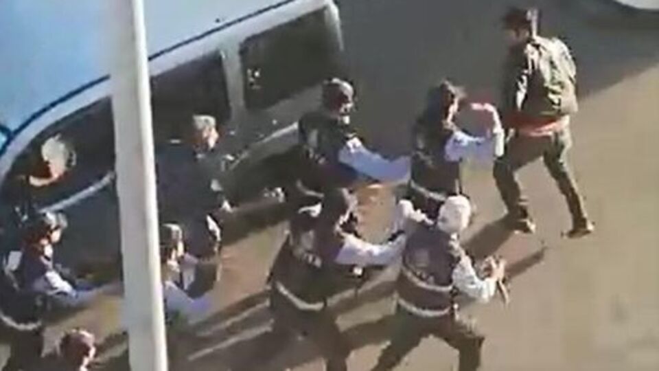 Zabıtalar tekme tokat dövdü