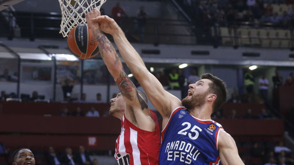 Anadolu Efes, Oly'yi deplasmanda yendi