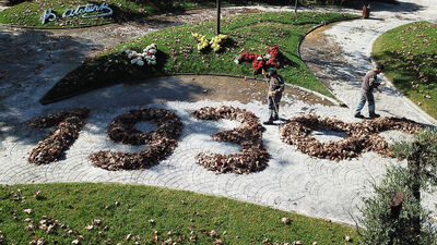 Atatürk'e sonbahar yapraklarıyla anma