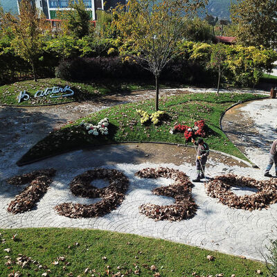 Atatürk'e sonbahar yapraklarıyla anma