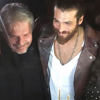 Doğum günü pastasını anne ve babasıyla kesti