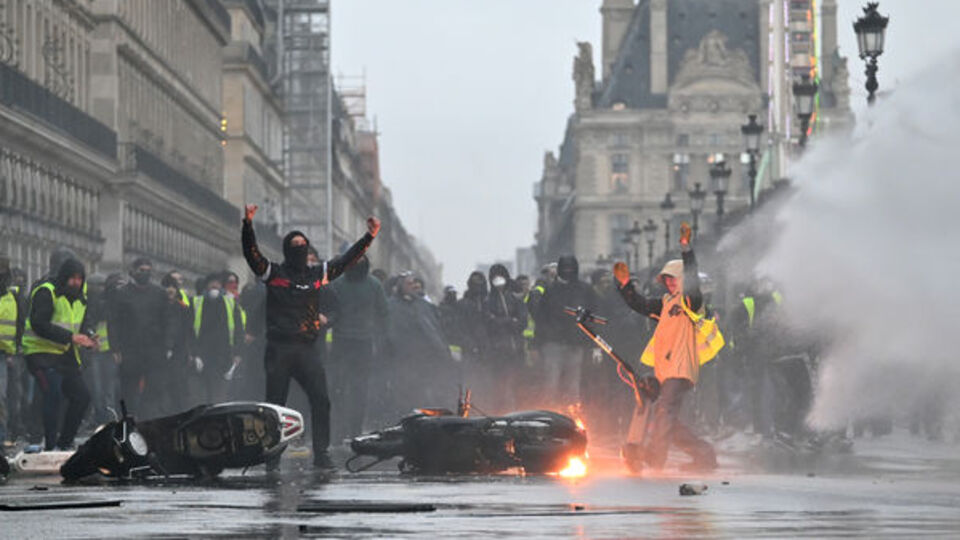 Fransa'da üniversite öğrencisi kendini yaktı