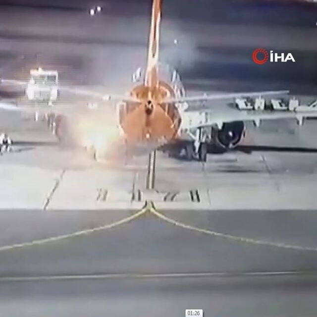 Mısır'da piste inen uçak alev aldı! Faciadan dönüldü!