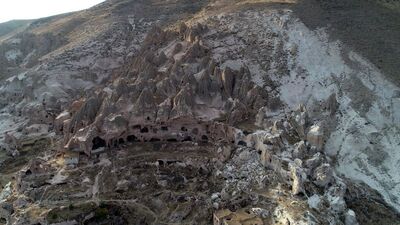 Kayadan oyma cami kaderine terk edildi